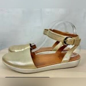 Fitflop women gold Sandals with Cream Soles, size 7.5 close  toe.